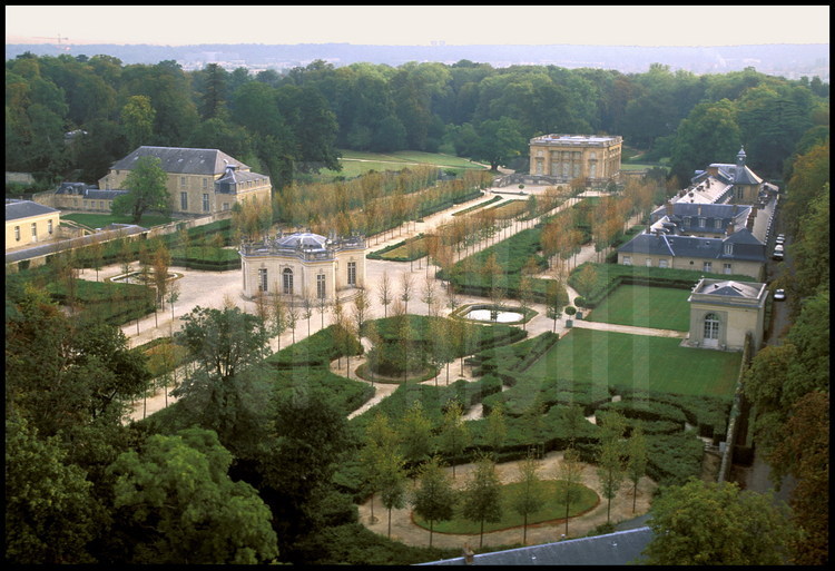 Vue d’ensemble du Petit Trianon, de ses jardins et dépendances. Fruit d’une passion de Louis XV pour la botanique et l’agronomie, on fit construire une ménagerie, un jardin et une école de botanique.