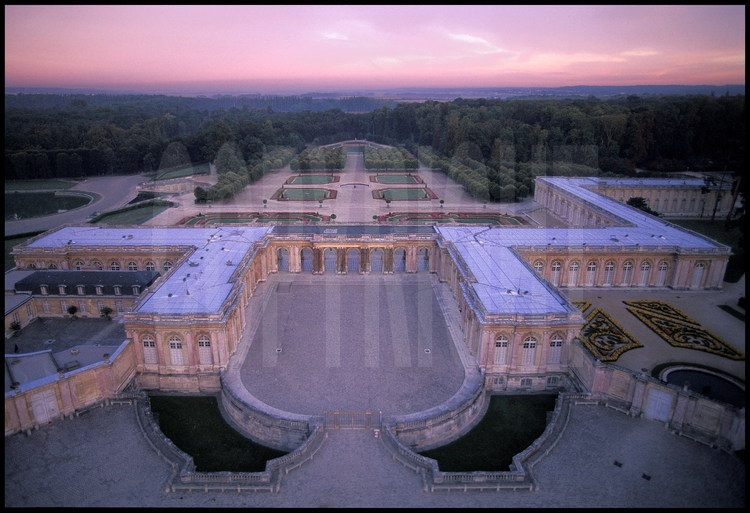 A l’aube, la façade est du Grand Trianon de marbre, bâtit par Mansart, et son parc.