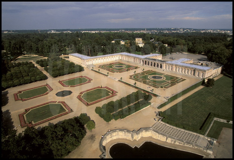La façade ouest du Grand Trianon et ses jardins.