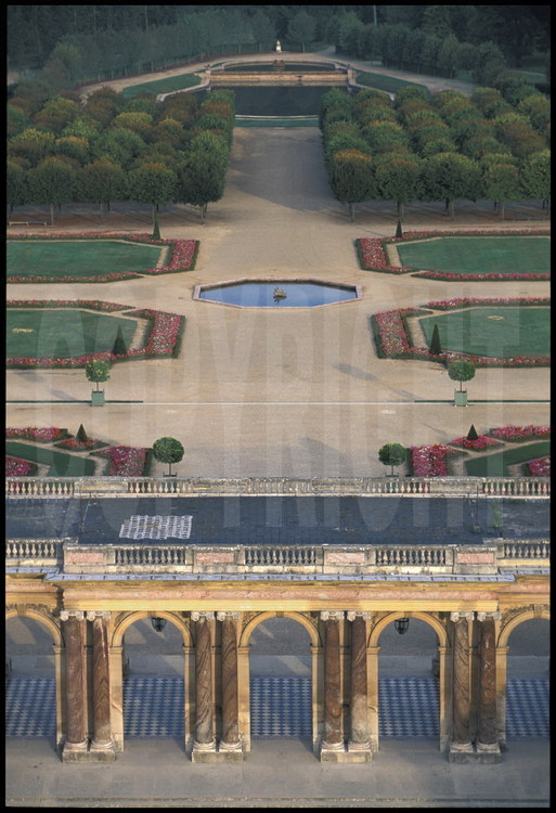 Péristyle de la façade ouest du Grand Trianon et ses jardins.