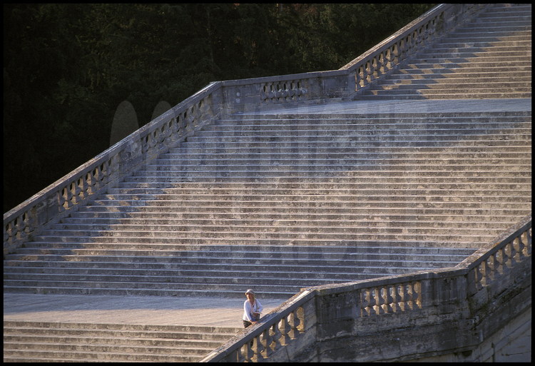 Le grand escalier dit « des Cent-Marches » conduisant du Parterre du Midi à la Pièce d’eau des Suisses le long de l’Orangerie. La configuration et la décoration actuelles ont été conçus par Jules Hardouin-Mansart entre 1684 et 1686.