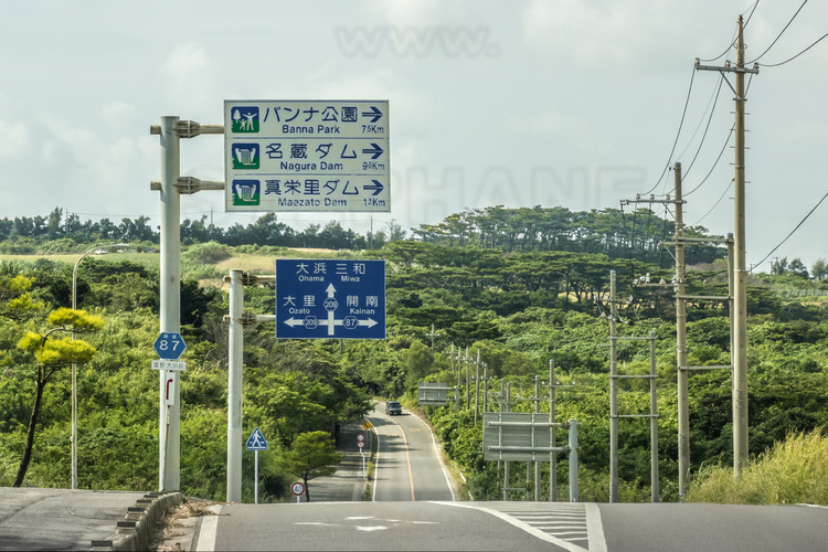 Japon - Yaeyama Islands - Okinawa - Ishigaki Island : sur la route de Kabira Bay.