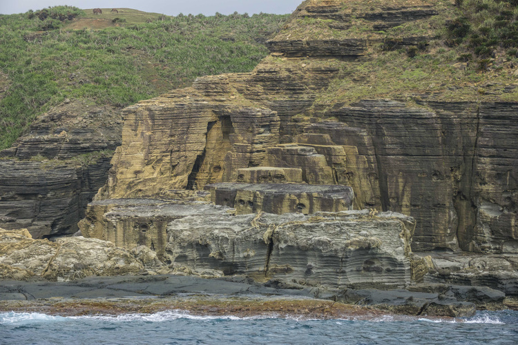 Japon - Yaeyama Islands - Okinawa - Yonaguni Island : structure rocheuse du rivage sud ouest de l'île, non loin de la stucture (ou ruines) sous-marine de Yonaguni.