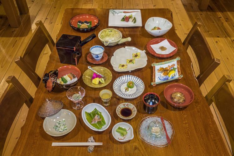 Japon - Okinawa Island - Naha : Restaurant Ashagi (haut de gamme) : cuisine de type Kaseiki (succesion de plusieurs dizaine de mets raffinés présentés à la japonaise)