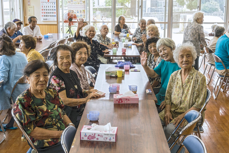 Japon - Okinawa Island : rencontre avec  des personnes agées à Ogimi, surnommé le village des centenaires (c'est l'un des cinq sites au monde avec la plus longue espérance de vie).