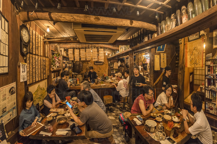 Japon - Okinawa Island - Naha : bar Ashagi : cuisine de type Izakaya (bar à tapas japonais).