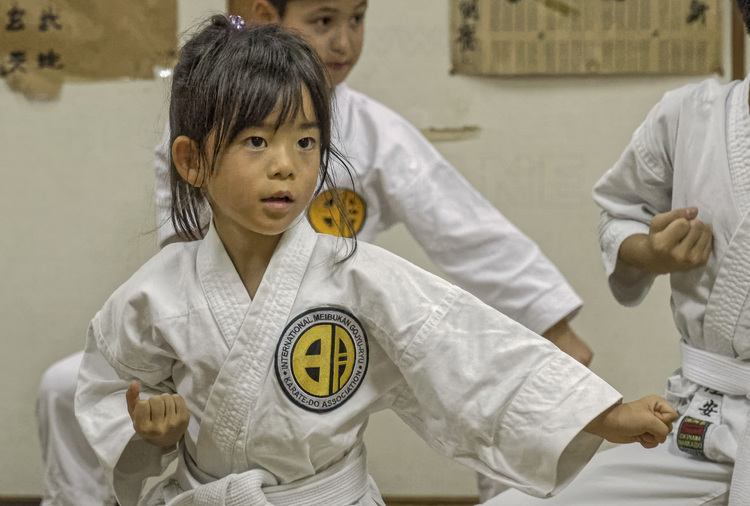 Japon - Okinawa Island - Naha : Okinawa est le berceau du Karaté : visite de l'une des nombreuses écoles où l'on s'initie à l'art martial dès le plus jeune âge.