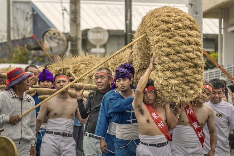 Japon - Okinawa Island - Naha : le festival Tsunahiki, compétition annuelle de tir à la corde entre plusieurs quartiers de Naha.