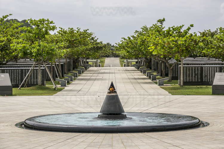 Japon - Okinawa Island - Itoman : Peace Park et Pierre Angulaire de la Paix, monument commémorant la bataille d'Okinawa et le rôle d'Okinawa pendant la Seconde Guerre mondiale. Les noms de plus de deux cent quarante mille personnes qui ont perdu leur vie sont inscrits sur le mémorial.