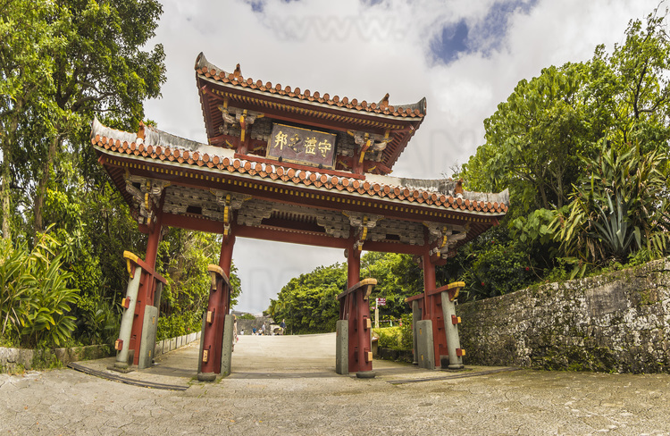 Japon - Okinawa Island : Classé au patrimoine mondial de l'Unesco, le château et le parc impérial de Shuri, ancien lieu de résidence de la dynastie de Ryukyu. La porte Shureimon (1527-1555), que l'on retrouve sur les billets de banque japonais.
