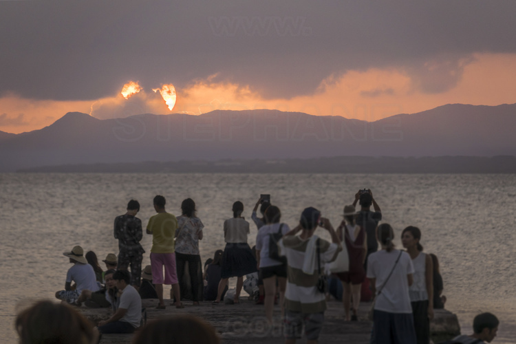 Japon - Yaeyama Islands - Okinawa - Taketomi Island : coucher de soleil depuis le Nishi pier (jetée). En arrière plan, l'île d'Iriomote.