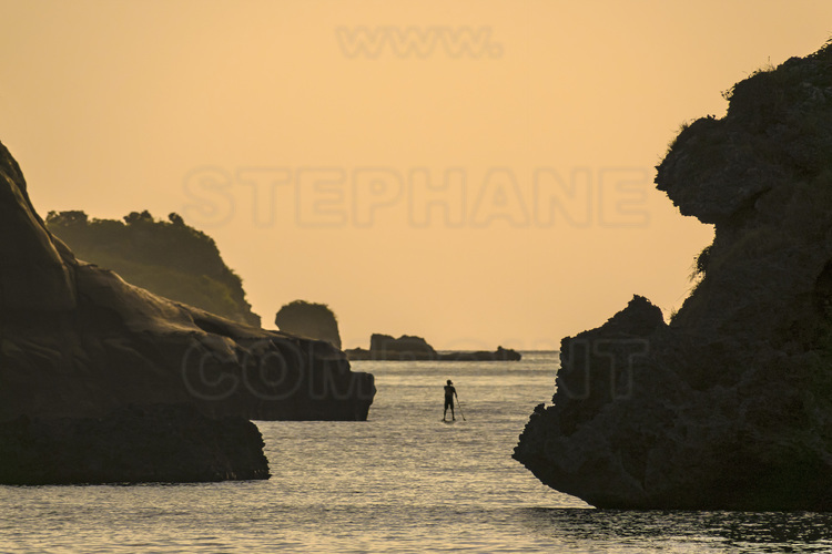 Japon - Yaeyama Islands - Okinawa - Iriomote Island - La plage de Ida, avec son rocher en forme de tête de gorille est située tout près de l'hôtel Nirakanai.