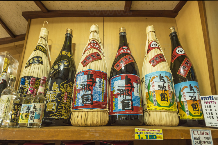 Japon - Yaeyama Islands - Okinawa - Yonaguni Island : site de Kokusen Awamori, une distillerie où sont fabriqué saké et awamori, les alcools de l'archipel d'Okinawa.