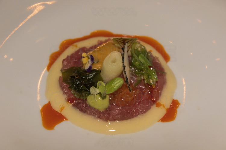 Jour 3 - Restaurant Cafe des Artistes : plat Tartare de thon avec  vinaigrette de yusu, oeufs de saumon, oursin, avocat, algues, sel et citron.