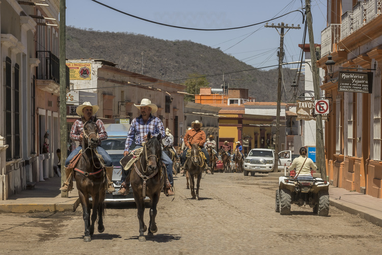 Jour 8 - Vers les villages de la Sierra Madre : dans le centre ville de Mascota, des pelerins à cheval se dirigent vers Talpa de Allende, but final de leur pelerinage