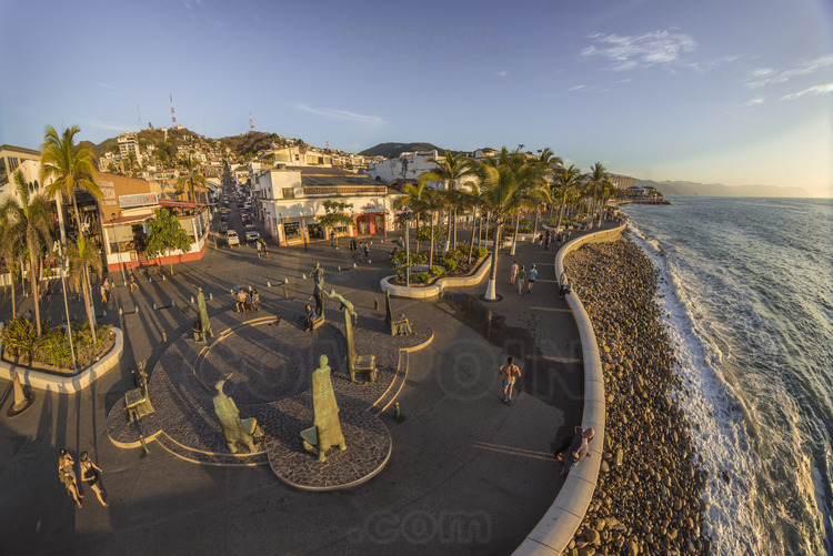 Jour 1 - Centre historique de Puerto Vallarta : Rotonde du Malecon. A droite, l'Océan Pacifique. En arrière plan à gauche, la calle Aldama