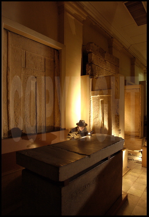 Au Musée Egyptien du Caire, sarcophage de la reine Ankhesenpepy I, l’une des dernières épouses du pharaon Pépy Ier. Sur la dalle de pierre noire (pierre de Saqqâra-Sud) ayant servi de couvercle de fortune au sarcophage, les annales des V et VI dynasties ont été gravées. Mais entre le règne de Téti, premier roi, et Pepy Ier, troisième roi de la VI dynastie, du texte a été effacé laissant quelques traces, malheureusement très peu lisibles, du nom d’un autre roi : Ouserkarê. Vassil Dobrev identifie la nature du texte en 1993 et est de plus en plus convaincu de l’existence de ce roi, dont on a voulu gommé le règne de l’histoire.
