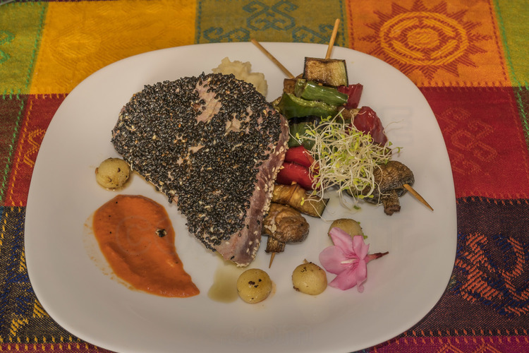 Jour 9 - Bucerias :  Restaurant Mr & Mrs Fish : plat Thon au sésame et brochettes de légumes