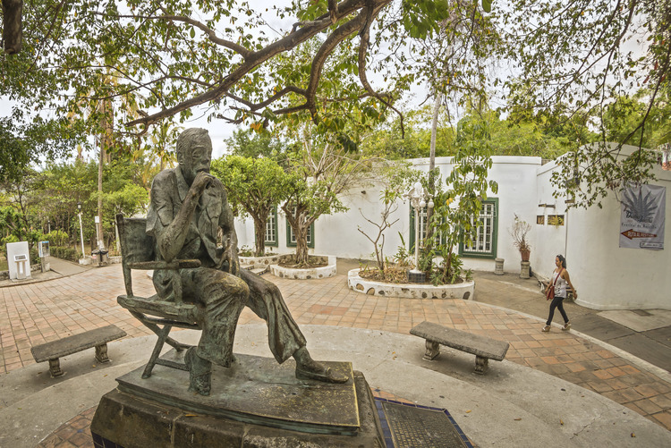 Jour 1 - Centre historique de Puerto Vallarta : sur l'Ile Cuale, statue de John Huston, qui a tourné ici en 1964 le film 