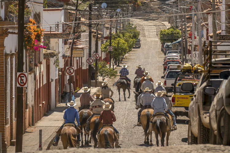 Jour 8 - Vers les villages de la Sierra Madre : dans le centre ville de Mascota, des pelerins à cheval se dirigent vers Talpa de Allende, but final de leur pelerinage