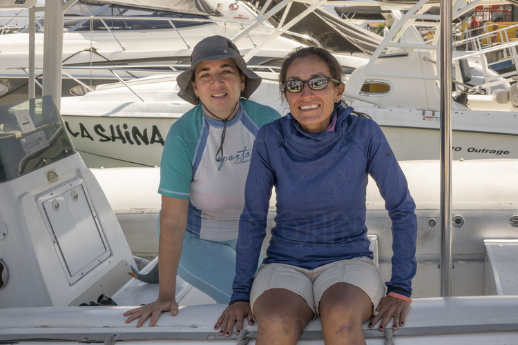 Jour 3 - Observation des baleines à bosses dans la Bahia de Banderas (à environ 20 miles nautiques à l'ouest de Puerto Vallarta) les scientifiques María Eugenia Rodríguez (à gauche) et Daniela Gutiérrez (à droite)