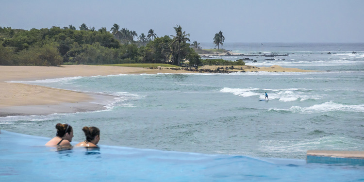Jour 9 - Presqu'île Punta Mita, au nord ouest de Puerto Vallarta : une des piscines avec vue sur l'océan pacifique de l'hotel Four Seasons