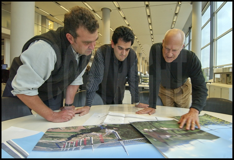 Dans ses bureaux du quartier de Battersea à Londres, Sir Lord Norman Foster et ses directeurs de projet Alistair Lenczner et Mouzhan Majidi étudient et commentent des photographies et des plans du Viaduc de Millau.