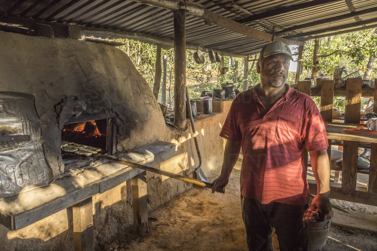 Jour 8 - Vers les villages de la Sierra Madre - Sur la route entre El Tuito et Puerto Vallarta, la Panadería los Pinitos, qui prépare de délicieux pains fourrés. Avec le patron Francisco Gutiérrez López