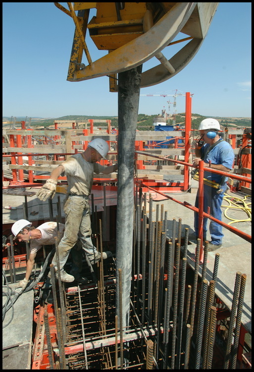 Au sommet de la pile P3, les équipes de Eiffage TP injectent le béton dans le coffrage « grimpant ». Chaque pile de pont progresse à raison de 4 mètres de hauteur tous les trois jours.