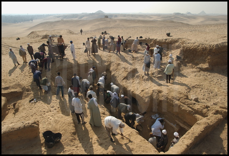 At the Tabbet al-Guesh site, the stratagraphic digs continue. Near the imposing Late Period brick structures, the IFAO mission has discovered a section dated to the Old Kingdom. An actual street, nearly 4300 years old, begins to emerge from the sands. In the background, from left to right, the pyramids of Djedkare (truncated), Pepi I, Merene (truncated). Dashur, Pepi II and Meidoum.
