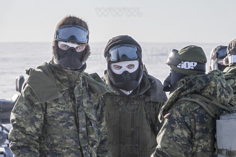 Canada - State of Nunavut - Operation NUNALIVUT 2018 - Surroundings of Cambridge Bay - On snowmobiles, equipment adapted to the extremities of the body (hands, feet, face) is essential, as the temperature (windchill) still falls due to the relative wind. Most Canadian servicemen use a 