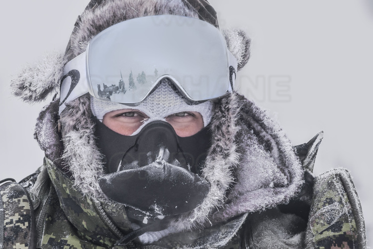 Canada - Etat du Nunavut - Opération Nunalivut 2018 - Environs de Cambridge Bay -  En motoneige, un équipement adapté aux extrémités du corps (mains, pieds, visage) est primordial, car la température ressentie (windchill) chute encore à cause du vent relatif. La plupart des militaires canadiens utilisent un masque néoprène en 