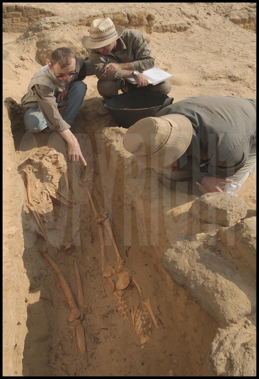 As they continue uncovering the Sait necropolis, Vassil Dobrev, Laurent Bavay and Quentin Vandevelde make an interesting find: near the crude brick structures an adult and an adolescent skeleton are buried together. The two are buried head-to-toe of one another, which is a highly unusual burial position.