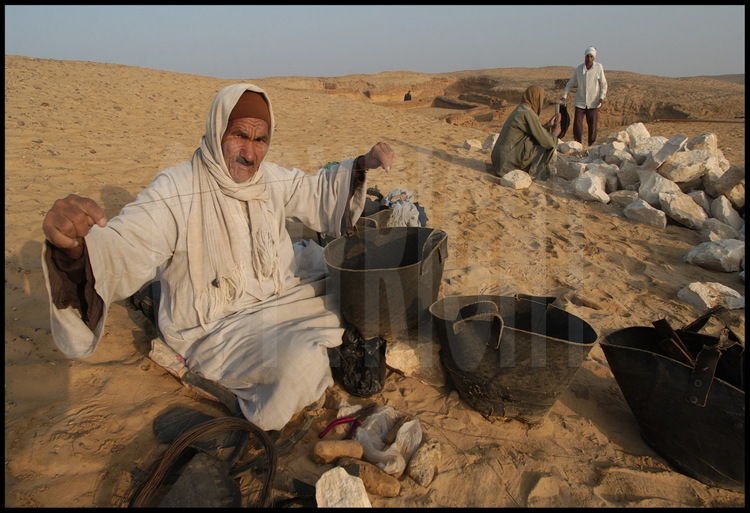 The excavations require all local laborers qualified to perform particular tasks essential to the smooth running of the dig. Over time, these specialized workers have developed a certain prestige and pass on their knowledge and trade to their children who guard the privilege carefully. A worker examines the baskets that bring up the sand from the site.
