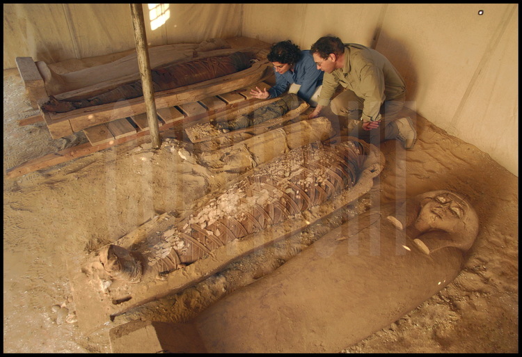 Intérieur du site, gardé 24 heures sur 24, où sont entreposés les objets découverts sur le site de fouilles de Tabbet al-Guech. Profitant de la présence sur le site de l’éminente spécialiste, Salima Ikram, égyptologue et spécialiste des momies, Vassil Dobrev observe avec elle l’état de conservation des momies avant de décider de les radiographier.