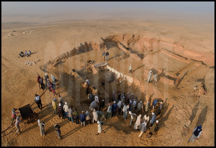 At the Tabbet al-Guesh site, the excavations are in full swing and the workers now number a hundred, making the site look like a giant anthill. The Sait Egyptian necropolis seems to slowly rise up from the sands. Crude brick structures are being exposed – they are likely the tombs of high-ranking dignitaries of the Lower Period (750-732 BCE). For reasons both religious and practical, the Sait dignitaries reinconditiond their predecessors’ necropoli. As they continue to peel back the layers of time, strata by strata, the team hopes to uncover older tombs, dating to the end of the Old Kingdom (2300 BCE).