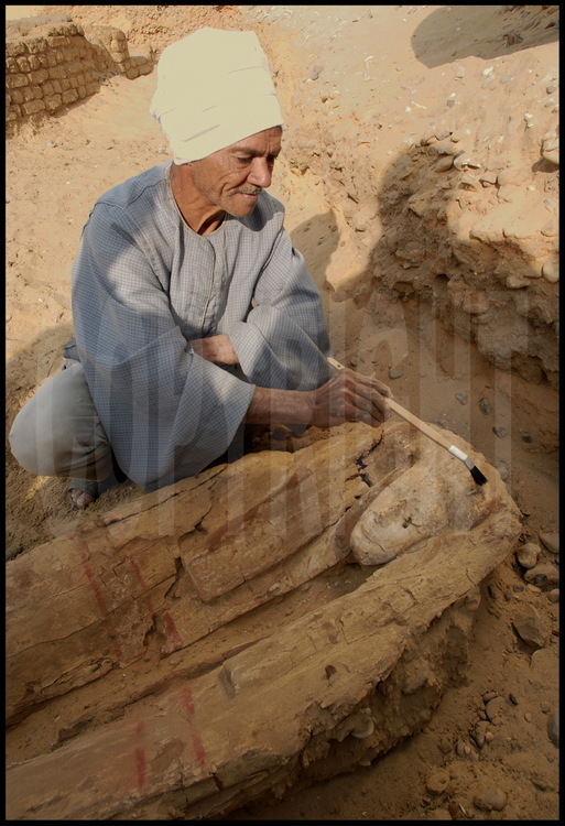 Sur le site de Tabbet al-Guech, les archéologues ont commencé à mettre au jour une nécropole oubliée datant de l’époque saïte (750-732 av J.C.). Ici, le « raïs », chef des ouvriers, nettoie le squelette et le sarcophage en bois avant qu’ils soient photographiés et enregistrés dans les meilleures conditions.