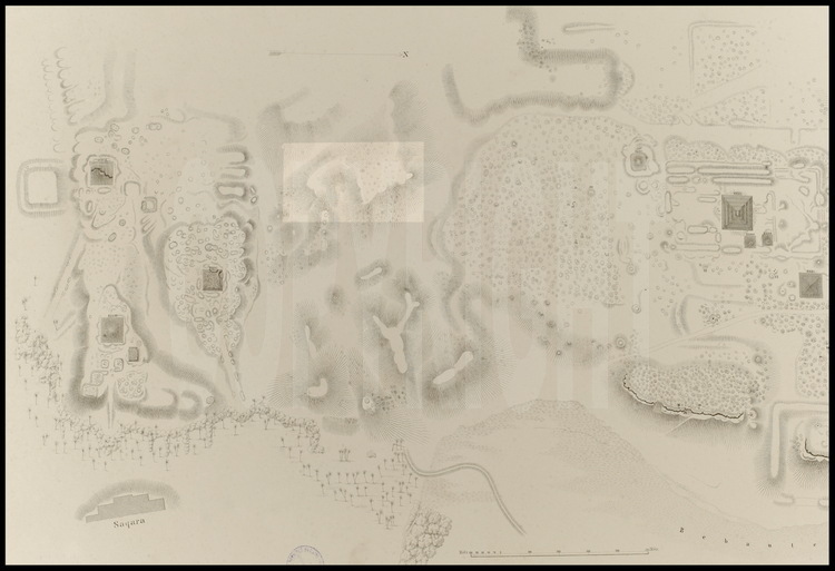 Avant de déterminer le plus exactement possible l’emplacement des fouilles, Vassil Dobrev étudie à la bibliothèque de l’Institut Français d’Archéologie Orientale (I.F.A.O.) du Caire, d’anciennes cartes archéologiques du site de Saqqâra-Sud, notamment celle de R. Lepsius (datant de 1842) et celle de J. de Morgan (de 1897). Sachant que les pharaons construisaient leur pyramide suivant des axes particuliers en fonction de leurs prédécesseurs, à une altitude de 45 mètres et dans un ordonnancement chronologique qui va du nord pour les anciens, vers le sud pour les plus récents, Vassil Dobrev tente de trouver sur le site de Saqqarah, immense nécropole de Memphis (ancienne capitale de l’Egypte pharaonique), un emplacement encore vierge qui réponde à ces critères. Alliant à l’étude des cartes, des relevés topographiques très précis et un certain flair, le chercheur remarque un espace anormalement vaste entre les pyramide de Téti, le prédécesseur et Pepy 1er, le successeur d’Ouserkarê : c’est le plateau de Tabbet al-Guech, qui est retenu par l’égyptologue. De gauche à droite, les pyramides de Téti, prédécesseur d’Ouserkarê, Djoser, Ounas, le site de Tabbet al-Guesh (en blanc), Pépy 1er, successeur d’Ouserkarê, Merenrê et Djetkarê. © Gedeon Programmes.