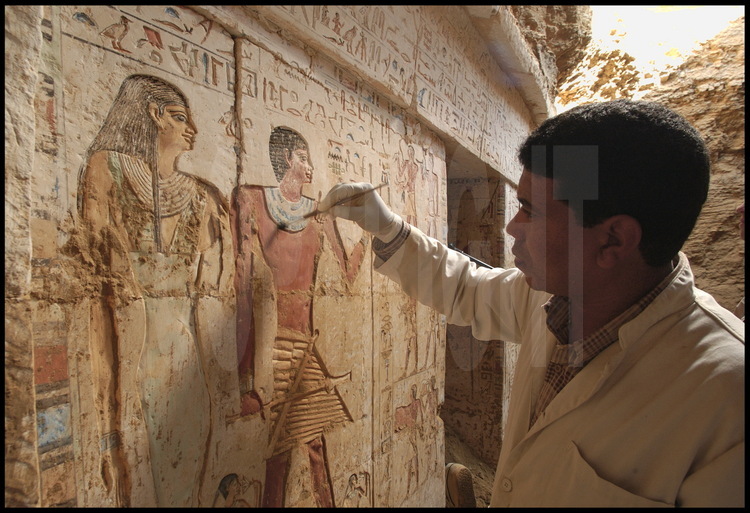 Abeid Mahmoud, from the IFAO restauration lab (far left) cleans and restores the figures of the painted façade. Made from natural pigments, the original colors were applied to a high-quality limestone of Toura, which explains their nearly pristine condition. To seal the colors, the restorer uses chemicals which protect the colors from the three ‘plagues’ of deterioration: light, humidity and oxygen.