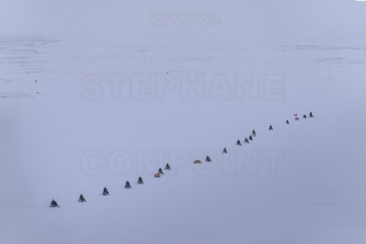 Canada - Etat du Nunavut - Opération Nunalivut 2018 - Environs de Cambridge Bay - Dirigée par Jimmy Evalik, 59 ans, chef  des rangers de la région de Cambridge Bay, la  patrouille de motoneiges se dirige vers l'emplacement prévu pour monter le camp de survie de plongée, en plein milieu du passage du Nord Ouest. // Canada - State of Nunavut - Operation NUNALIVUT 2018 - Surroundings of Cambridge Bay - Led by Jimmy Evalik, 59, Ranger Chief of the Cambridge Bay area, the snowmobile patrol heads to the planned location for the survival camp diving in the middle of the North West Passage.