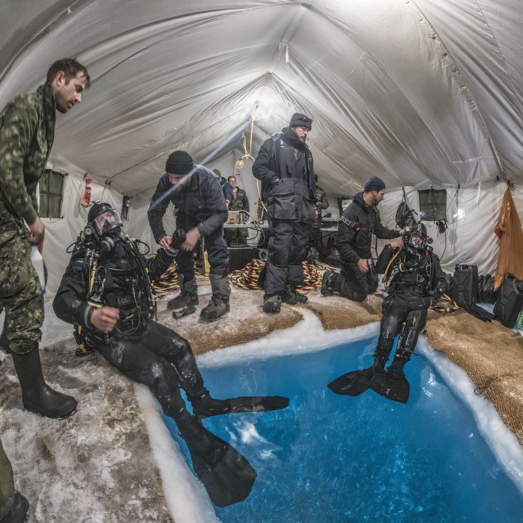 Canada - State of Nunavut - Operation NUNALIVUT 2018 - Surroundings of Cambridge Bay - Ice diving camp, located in the heart of the Northwest Passage, 40 km as the crow flies from Cambridge Bay. Most of these 