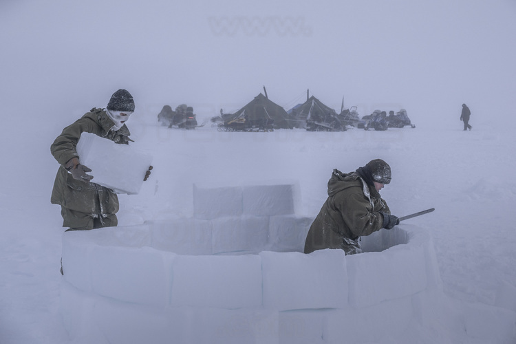 Canada - State of Nunavut - Operation NUNALIVUT 2018 - Surroundings of Cambridge Bay - Survival Camp 1: Cutting snow covering the lake for the construction of an igloo. This is part of the training of the military because its construction (not so simple), which must be theoretically completed in two hours, can save lives in case of mechanical problem or weather that suddenly degrades (blizzard).
