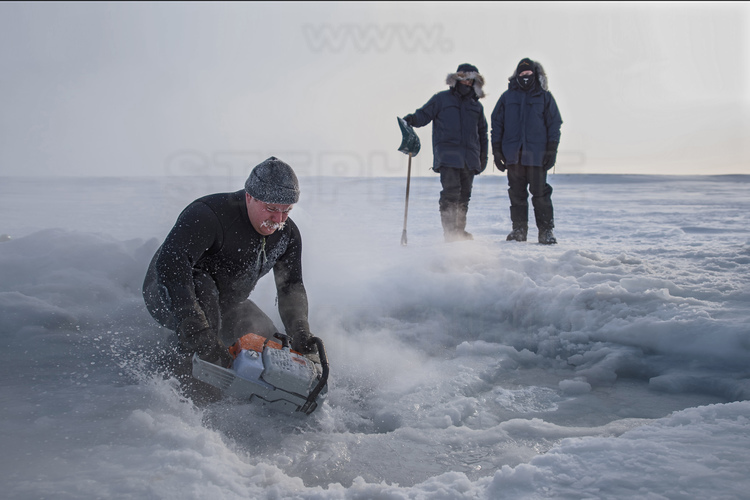 Canada - Etat du Nunavut - Opération Nunalivut 2018 - Environs de Cambridge Bay - Camp de plongée sous glace, situé en plein coeur du passage du Nord Ouest, à 40 km à vol d'oiseau de Cambridge Bay. Le Caporal Russell de Ashwood, un ingénieur de combat du 2e Régiment du génie de combat (2CER) utilise une tronçonneuse pour creuser un trou pour la plongée sous glace. // Canada - State of Nunavut - Operation NUNALIVUT 2018 - Surroundings of Cambridge Bay - Ice diving camp, located in the heart of the Northwest Passage, 40 km as the crow flies from Cambridge Bay. Corporal Russell of Ashwood, a combat engineer from 2 Combat Engineer Regiment (2CER) uses a chainsaw to dig a hole for ice diving.
Photo: Leading Seaman Valerie LeClair,            
Task Force Imagery Technician
©2018 DND-MDN CANADA