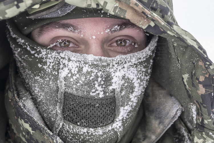 Canada - State of Nunavut - Operation NUNALIVUT 2018 - Surroundings of Cambridge Bay - Survival Camp 1: Depending on the weather and exercise, the military has several types of masks and hoods to protect their face.