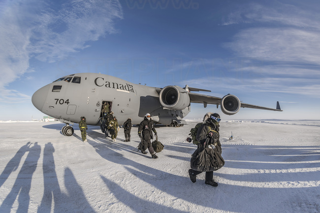 Canada - State of Nunavut - Operation NUNALIVUT 2018 - Military Flight between Halifax (Nova Scotia and Cambridge Bay, Nunavut) - Arrival of Hercules C177 Globemaster aircraft at Cambridge Bay aerodrome at -45 ° C felt (windchill ).