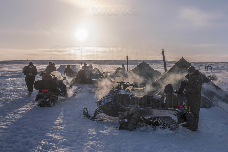 Canada - Etat du Nunavut - Opération Nunalivut 2018 - Environs de Cambridge Bay -  Camp de survie n° 1 au petit matin : les motoneiges sont mises en route tous les jours pour s'assurer de leur bon fonctionnement en cas d'urgence. // Canada - State of Nunavut - Operation NUNALIVUT 2018 - Surroundings of Cambridge Bay - Early morning survival camp # 1: Snowmobiles are started every day to ensure they run smoothly in an emergency.