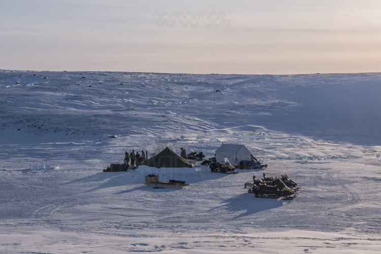 Canada - Etat du Nunavut - Opération Nunalivut 2018 - Environs de Cambridge Bay - Le camp de survie n° 2, installé sur une baie du passage du Nord Ouest, est composé d'une tente militaire (verte) et d'une tente pour les rangers (blanche). // Canada - State of Nunavut - Operation NUNALIVUT 2018 - Surroundings of Cambridge Bay - Survival Camp 2, located on a bay in the Northwest Passage, consists of a military tent (green) and a tent for rangers (white).