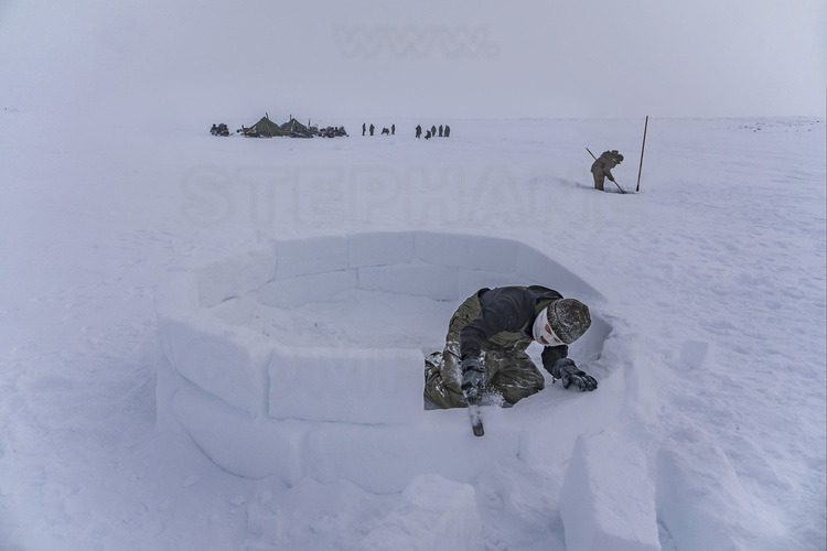Canada - Etat du Nunavut - Opération Nunalivut 2018 - Environs de Cambridge Bay -  Camp de survie n° 1 : découpage de la neige recouvrant le lac en vue de la construction d'un igloo. Cela fait partie de la formation des militaires car sa construction (pas si simple), qui doit être théoriquement achevée en deux heures, peut sauver des vies en cas de problème mécanique ou de météo qui se dégrade subitement (blizzard). // Canada - State of Nunavut - Operation NUNALIVUT 2018 - Surroundings of Cambridge Bay - Survival Camp 1: Cutting snow covering the lake for the construction of an igloo. This is part of the training of the military because its construction (not so simple), which must be theoretically completed in two hours, can save lives in case of mechanical problem or weather that suddenly degrades (blizzard).