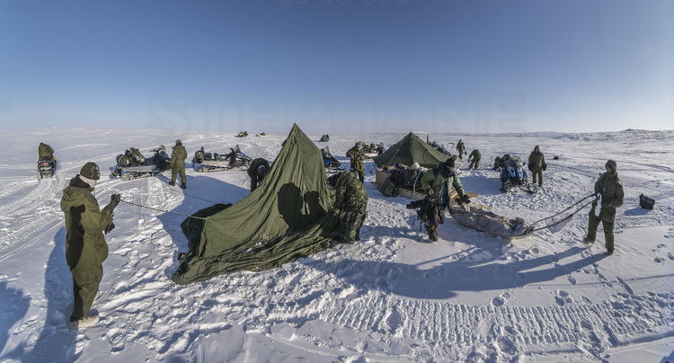 Canada - Etat du Nunavut - Opération Nunalivut 2018 - Environs de Cambridge Bay -  Arrivée au camp de survie n° 1 - Les deux tentes sont montées par - 58° C en ressenti (windchill). // Canada - State of Nunavut - Operation NUNALIVUT 2018 - Surroundings of Cambridge Bay - Arrival at Survival Camp # 1 - Both tents are risen by - 58 ° C felt (windchill).