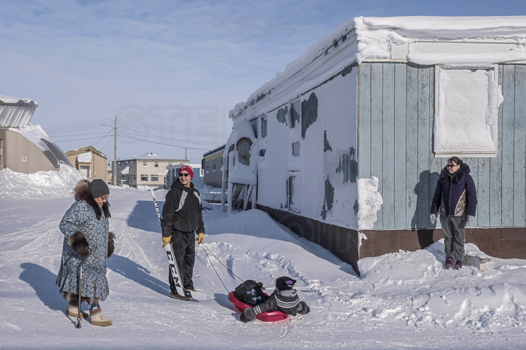 Canada - Etat du Nunavut - Opération Nunalivut 2018 - Le village de Cambridge Bay (1700 habitants), principale communauté sur le passage du Nord Ouest. Ici, 85 % des habitants sont des inuits.  // Canada - State of Nunavut - Operation Nunalivut 2018 - The village of Cambridge Bay (1700 inhabitants), the main community on the Northwest Passage. Here, 85% of the inhabitants are Inuit.